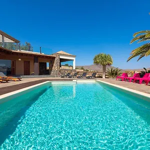 oasis-villa-with-swimming-pool-in-4000m2-garden.in-canary-islands.com/